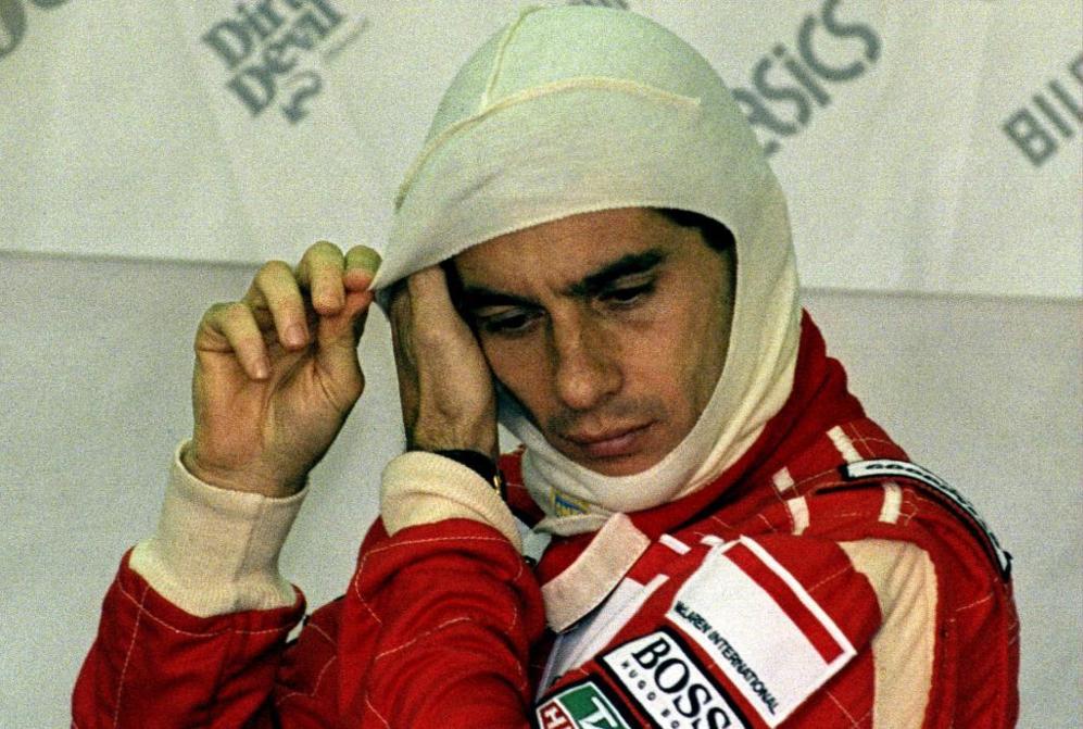 Ayrton Senna preparndose para la carrera de Magny Cours, durante su...