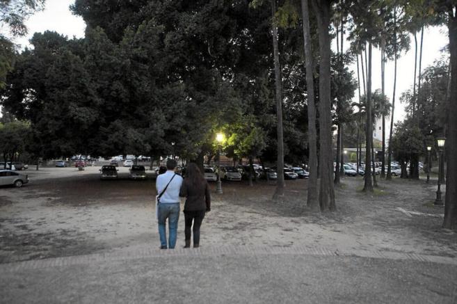 Una pareja pasea por un parque de Sevilla.