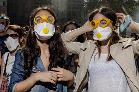 Mujeres atentas al lanzamiento de gases lacrimgenos en las...