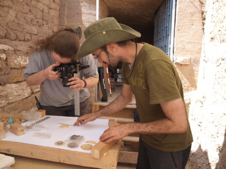 Cristina Lechuga y Raúl Fernández fotografían los objetos hallados.