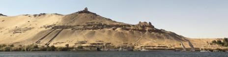 Vista de la necrópolis de Qubbet el-Hawa, en Asuán.
