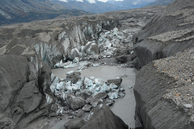 El río Kaskawulsh, con bloques de hielo recientemente derrumbados,...