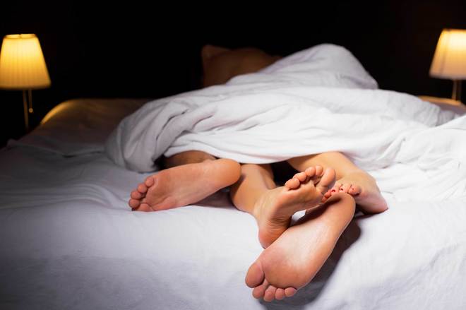 Los beneficios de dormir desnudo en pareja | Zen | EL MUNDO