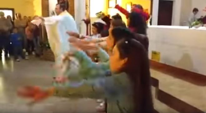 Un sacerdote canta en plena misa su versión de 'Despacito' y se hace viral  | F5 sección | EL MUNDO