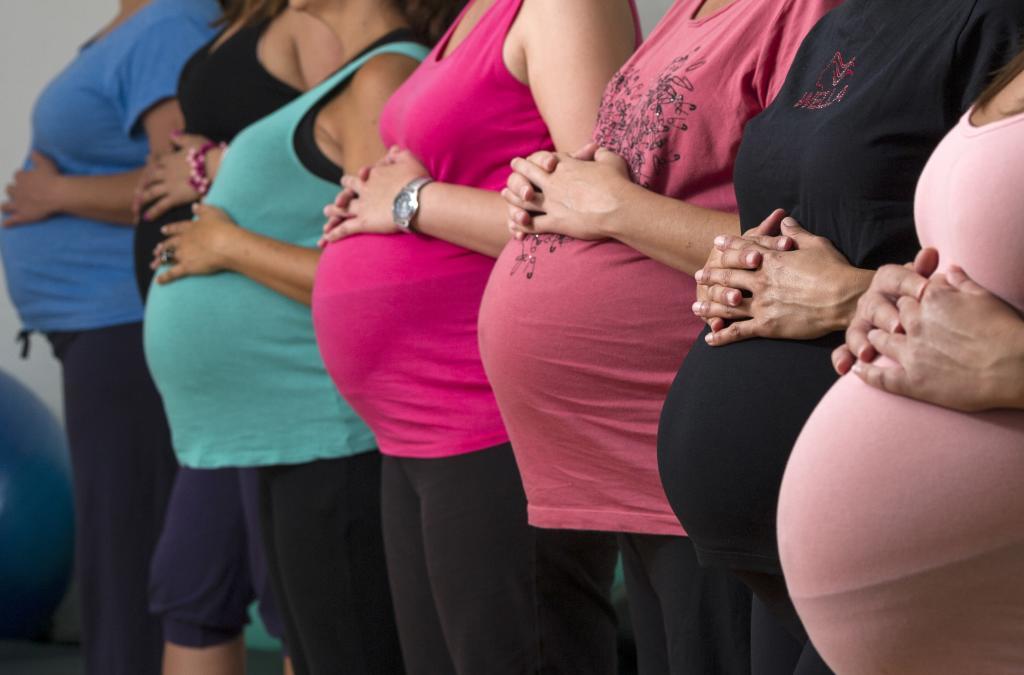 Mujeres en un taller de preparación al parto en Santa Cruz de...