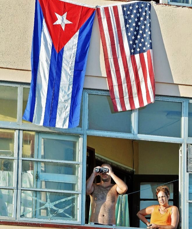 Un hombre observa con sus prismáticos la ceremonia de reapertura de la embajada de EEUU en La Habana, el 14 de agosto de 2015. ADALBERTO ROQUE / AFP