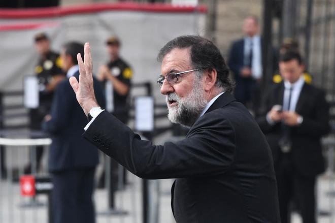 El presidente del Gobierno, Mariano Rajoy, saluda a su llegada al acto...