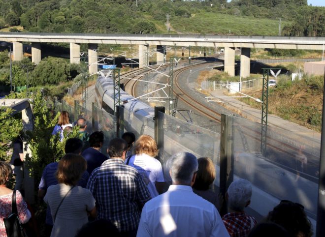 Un tren Alvia como el que descarriló en 2013 pasa la curva de Angrois