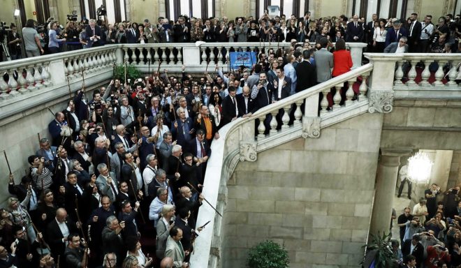 Alcaldes catalanes en las escalinatas del Parlament el pasado 27 de...