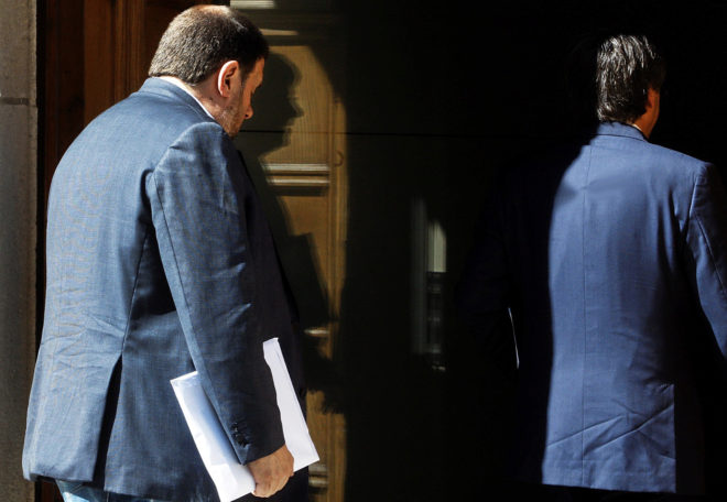 Oriol Junqueras entra a una reunión con Carles Puigdemont en mayo de...