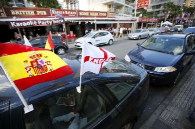 Un coche con la bandera de España e Inglaterra en Benidorm.