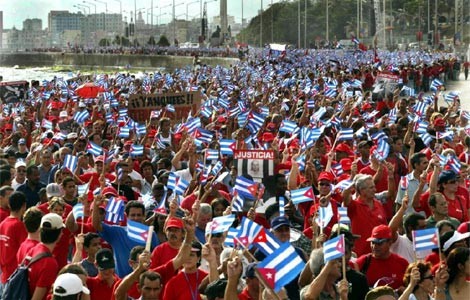 Cientos de cubanos durante una manifestación para pedir la detención de Luis Posadas Carriles. (Archivo)
