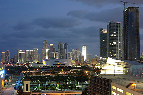Vista nocturna del centro de Miami.