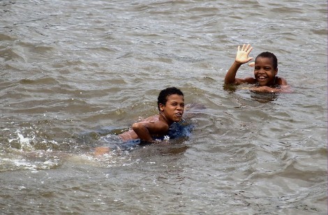 Dos niños juegan en la bahía de Bluefields