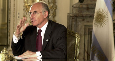 Fernando De la Ra en su escritorio presidencial, 2001. | AP