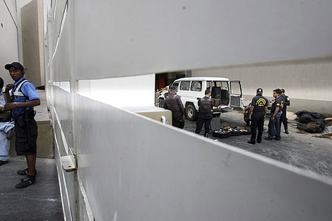 La Polica de Honduras encontr al menos tres artefactos explosivos en el centro comercial. | Efe