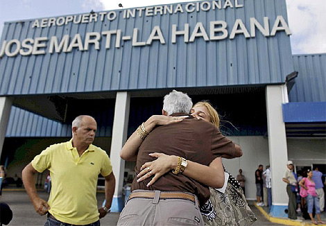 Una mujer cubana recibe a sus familiares procedentes de EEUU. | Efe