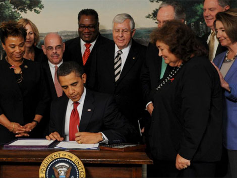Obama firma la ley sobre los enfermos de sida. | Efe