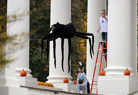 Una araa gigante 'recibir' esta noche a los visitantes de la Casa Blanca. | Afp