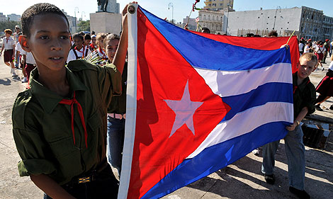 Varios nios marchan en La Habana en un homenaje a Camilo Cienfuegos. | Efe
