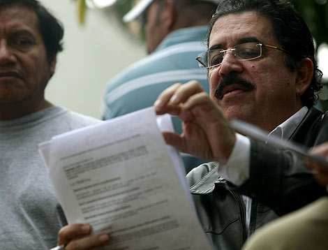 Zelaya lee un documento en la Embajada de Brasil. | AP