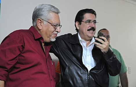Vctor Meza (izqda.), con Manuel Zelaya. | AFP