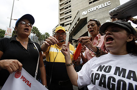 Protesta en Caracas contra los apagones y las restricciones. | Efe