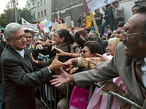 Manuel Lpez Obrador saluda a sus seguidores. |Reuters