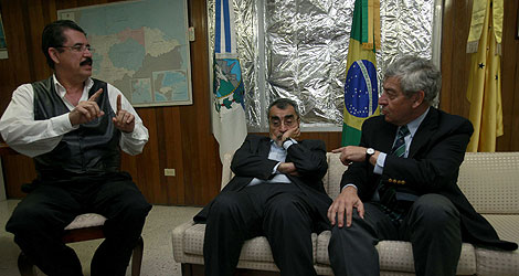 El presidente depuesto Zelaya, reunido en la embajada brasilea. | AP