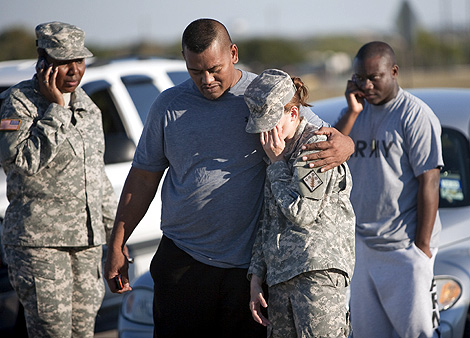 Soldados de Fort Hood, abatidos por el asesinato de sus compaeros.| AFP