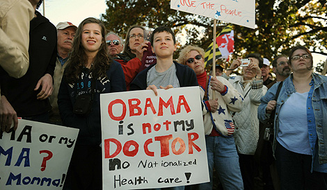 Manifestacin en Washington ante la Cmara de Representantes contra la reforma sanitaria, donde se lee: 'Obama no es mi doctor'. | Efe