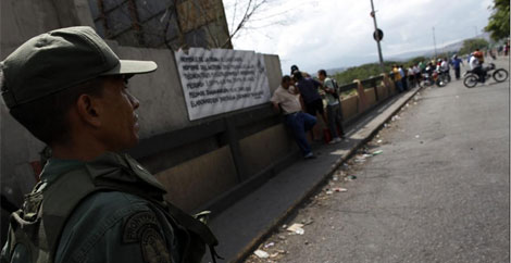 Un funcionario de la Guardia Nacional de Venezuela vigila en la frontera | Efe