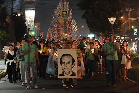 Seguidores de Ignacio Ellacuría, protestando en el aniversario de su asesinato. | Afp