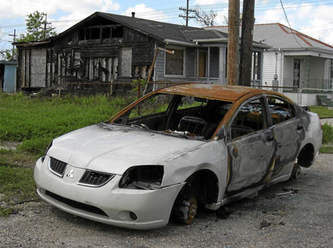 Imagen de un coche quemado en Nueva Orleans. | C. Fresneda