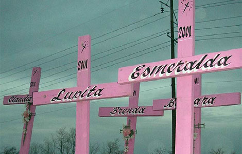 Cruces que en su día recordaron a ocho de las víctimas. | Marta Arroyo)