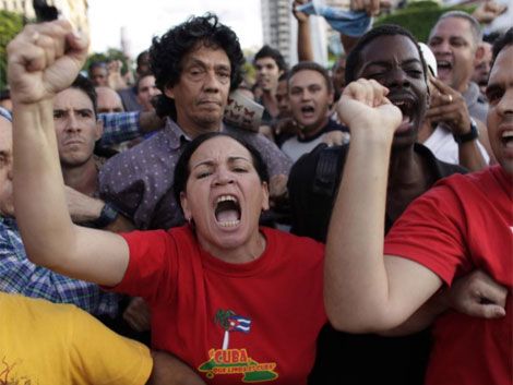 Escobar rodeado por una multitud. | AP
