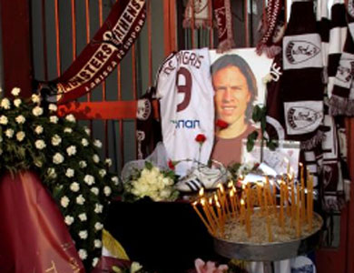Velas y flores en homenaje al futbolista. | Efe