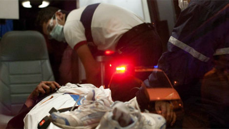 Servicios de urgencia atienden a una mujer herida. | Efe