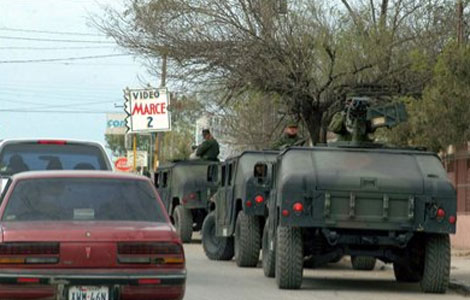 Camiones del Ejército mexicano patrullan las calles de Nuevo Laredo. | Efe