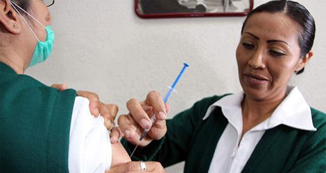 Dos enfermeras de Oaxaca se vacunan en el inicio de la campaa de vacunacin en el pas. | Efe
