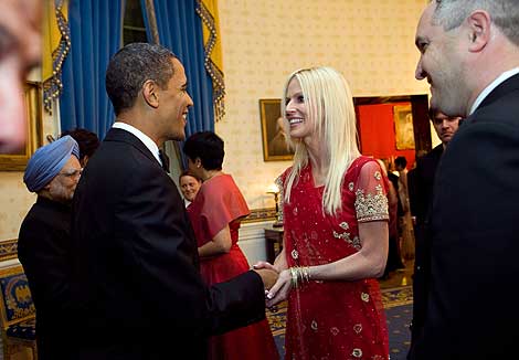 La pareja consigui una foto oficial al saludar a Obama.| AP