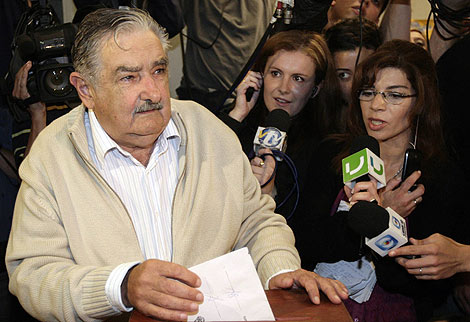 Mujica, tras votar en su colegio electoral en Montevideo . | Reuters