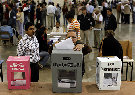 Un hombre deposita su voto en Tegucigalpa. | Ap