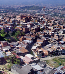 Vista de uno de los antiguos barrios del narcotraficante Pablo Escobar. (Foto: W. Fernández)