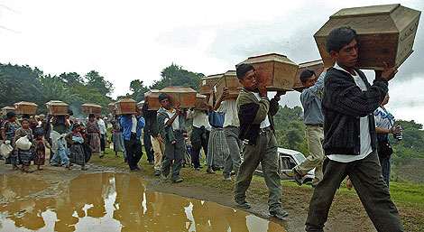 Mayas trasladan los restos de víctimas de la masacre de 1982 en Xiquin Sanahi. | Reuters
