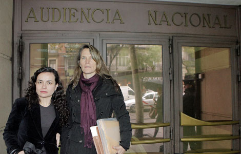 Almudena Bernabeu, abogada de CJA (d), junto a Kate Doyle, documentalista del Archivo Nacional de Seguridad de EE.UU.| A.R.