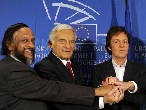 El ex Beatle y ecologsta Paul McCartney con el cientifco indio Rajendrat Pachauri y el presidente del Parlamento Europeo, Jerzy Buzek.| Efe