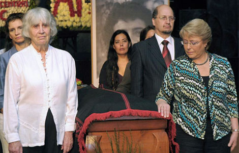Michelle Bachelet presente en el velatorio del cantautor Vctor Jara. | AP
