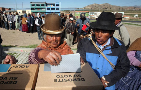 Una mujer aimara deposita su voto en la localidad de Copancara. | Efe