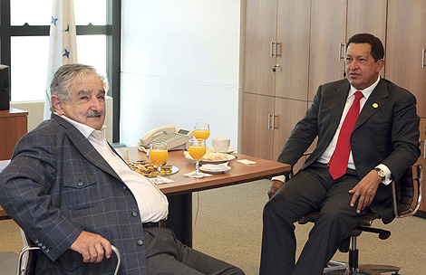 Hugo Chvez y Jos Mujica, durante su reunin en Montevideo. | Reuters
